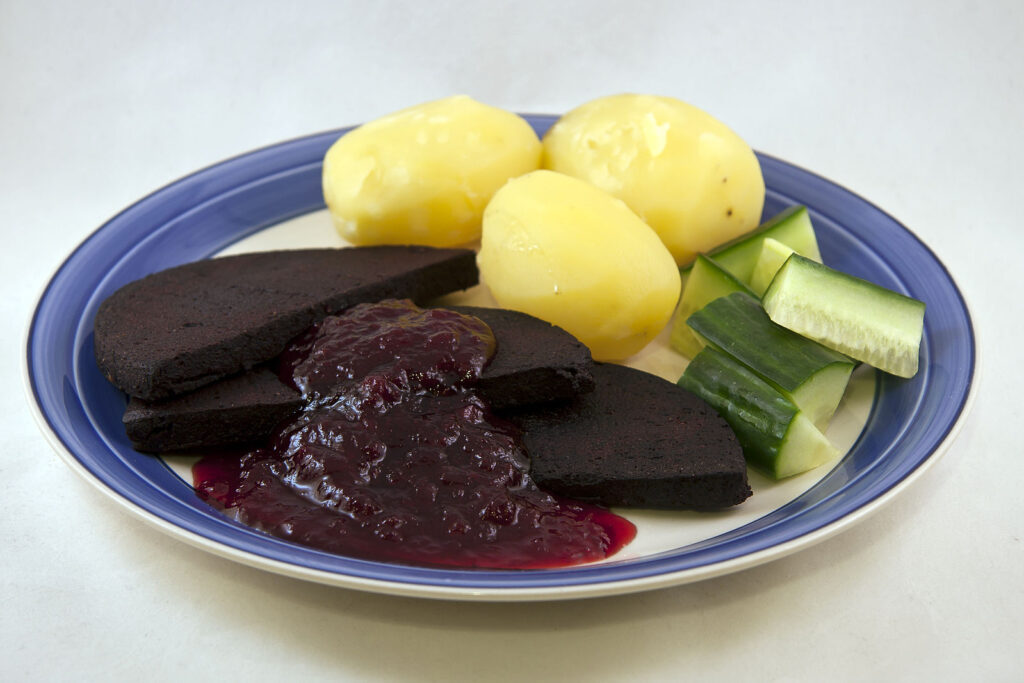 Blodpudding with potatoes and lingonberry jam