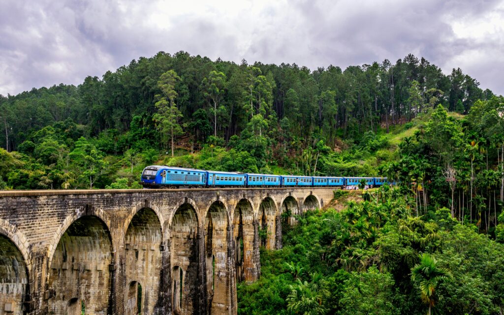 train through ella, sri lanka